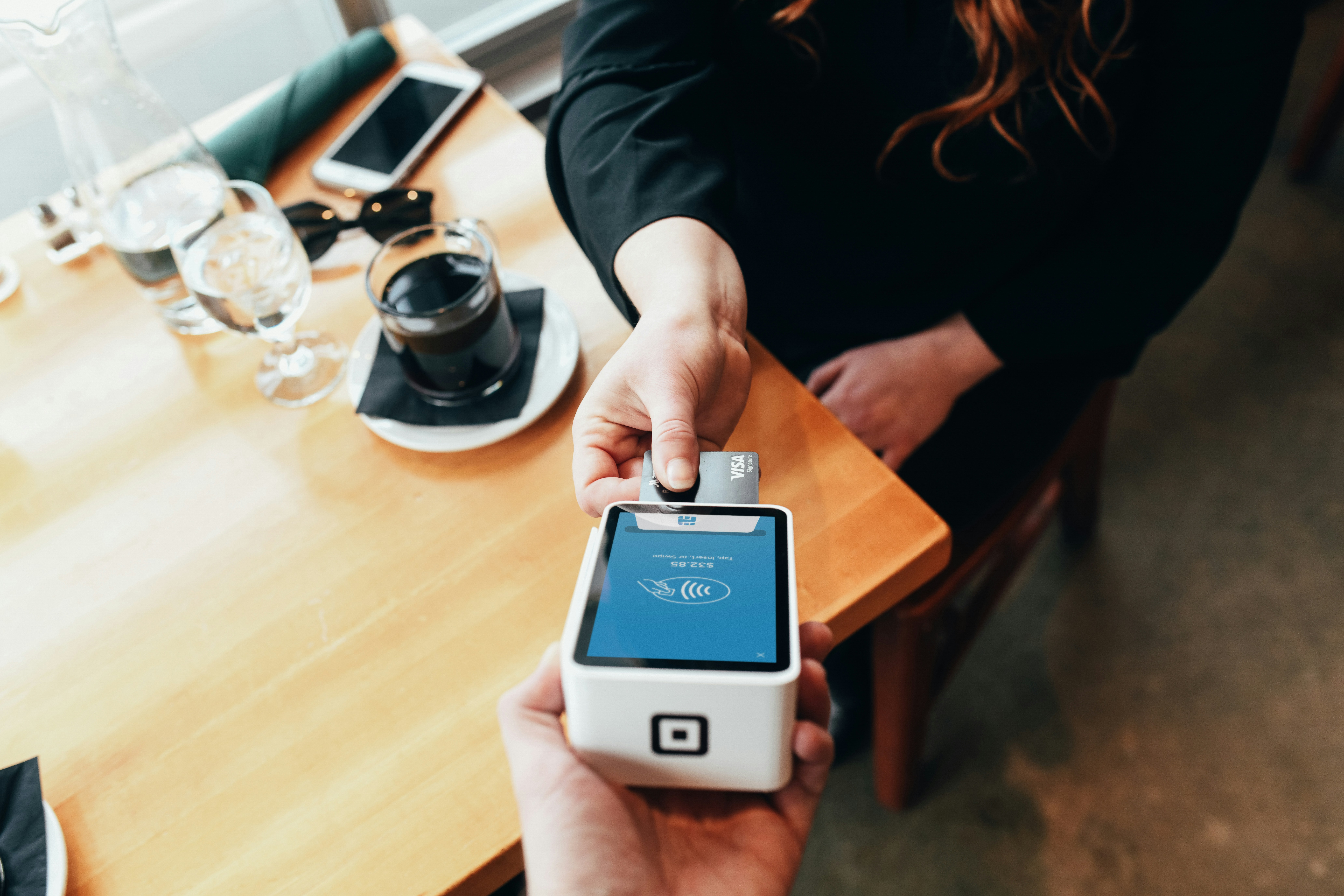 Client payant sur un terminal de paiment